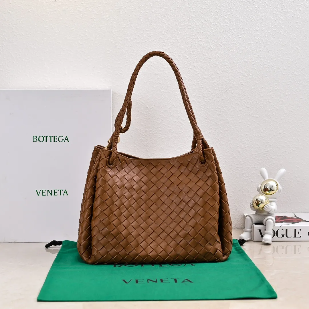 Batch 2660 24 early autumn new model Andiamo Parachute is made of a whole piece of woven leather and is processed with folding stitching at the four corners # Craftsmanship and creativity. Large size is atmospheric and practical. One of the must-selects for BV. Large space, can hold a computer, thick shoulder strap, very comfortable on the shoulder. Large parachute upper body real photo can be carried on the back. The upper body is versatile and cute☺️ Style number: 6571 Size: 30*26*20cm
